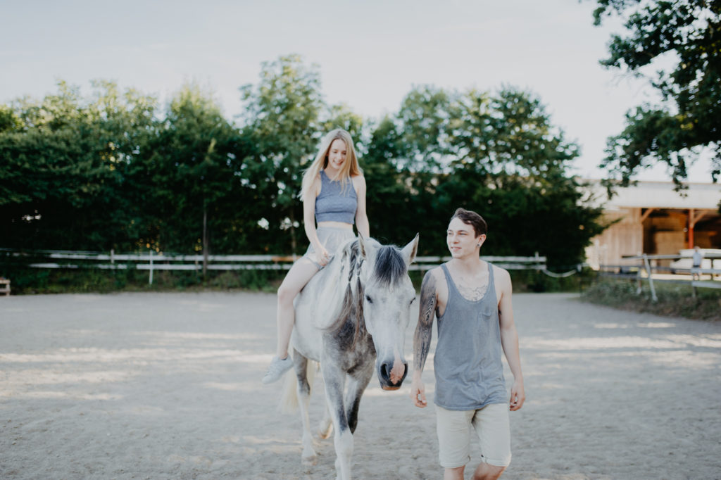 Paarfotografie im Landkreis Fürstenfeldbruck, verliebtes Pärchen, liebevolle, einzigartige Fotografie.