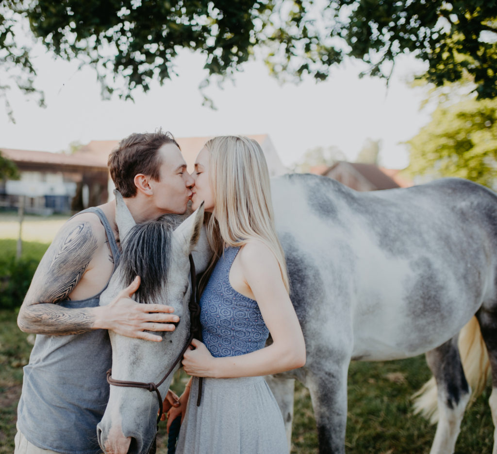 Paarfotografie im Landkreis Fürstenfeldbruck, verliebtes Pärchen, liebevolle, einzigartige Fotografie.