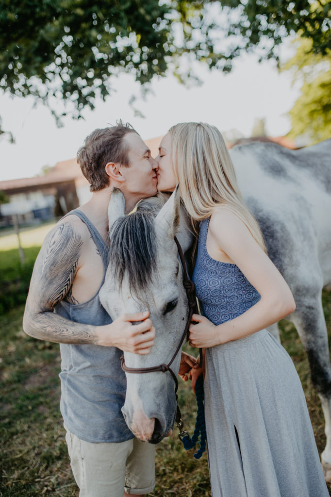 Paarfotografie im Landkreis Fürstenfeldbruck, verliebtes Pärchen, liebevolle, einzigartige Fotografie.