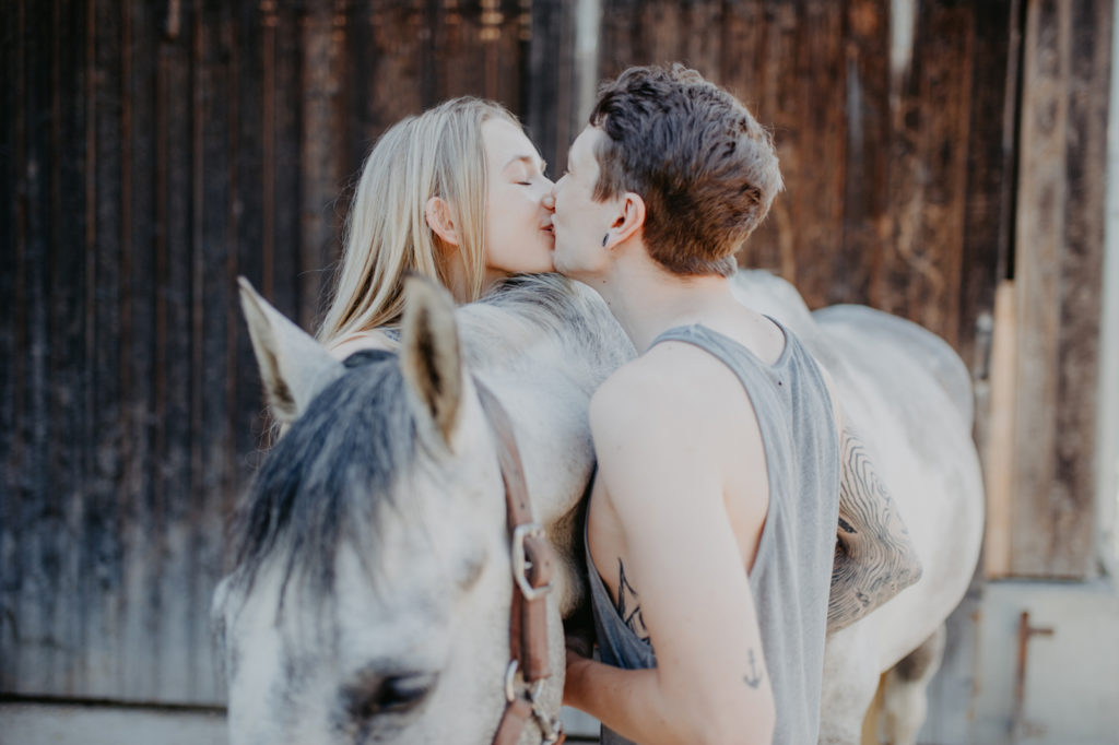 Paarfotografie im Landkreis Fürstenfeldbruck, verliebtes Pärchen, liebevolle, einzigartige Fotografie.