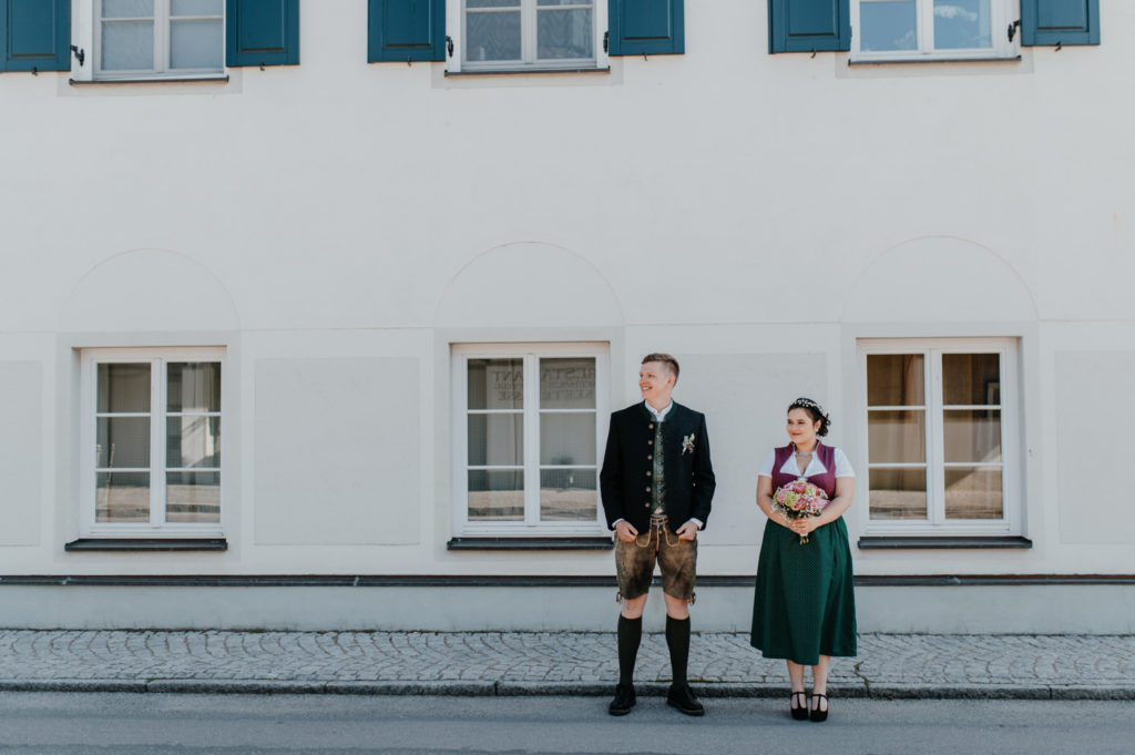 Ganzkörperbild eines Brautpaares am Hochzeitstag in Tracht | Stegen am Ammersee | Fotografin in Landsberg am Ammersee Fürstenfeldbruck München