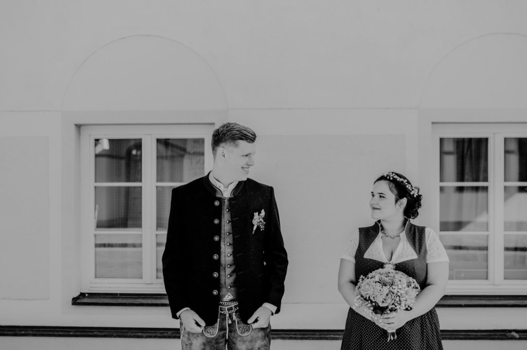 Halbportrait eines Brautpaares am Hochzeitstag in Tracht | Stegen am Ammersee | Fotografin in Landsberg am Ammersee Fürstenfeldbruck München