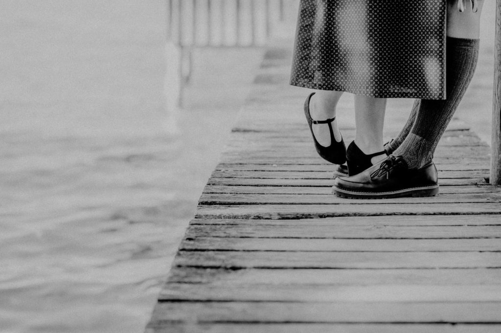 Nahaufnahme der Schuhe des Brautpaars in Schwarzweiß | Auf einem Steg in Stegen am Ammersee| Hochzeitsbilder im Landkreis Fürstenfeldbruck Ammersee Landsberg München