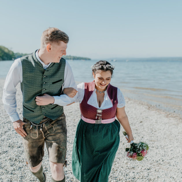 Lachendes Brautpaar in Stegen am Ammersee | Portraitbilder in der Natur | Hochzeitsreportage im Landkreis Fürstenfeldbruck Ammersee Landsberg München
