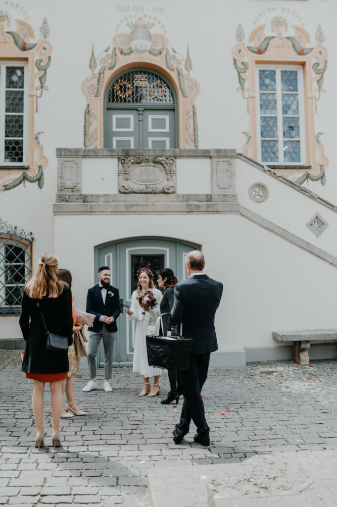 Ankunft der Gäste vor dem Standesamt Fürstenfeldbruck | Hochzeitsbilder im Landkreis Fürstenfeldbruck Ammersee Landsberg München