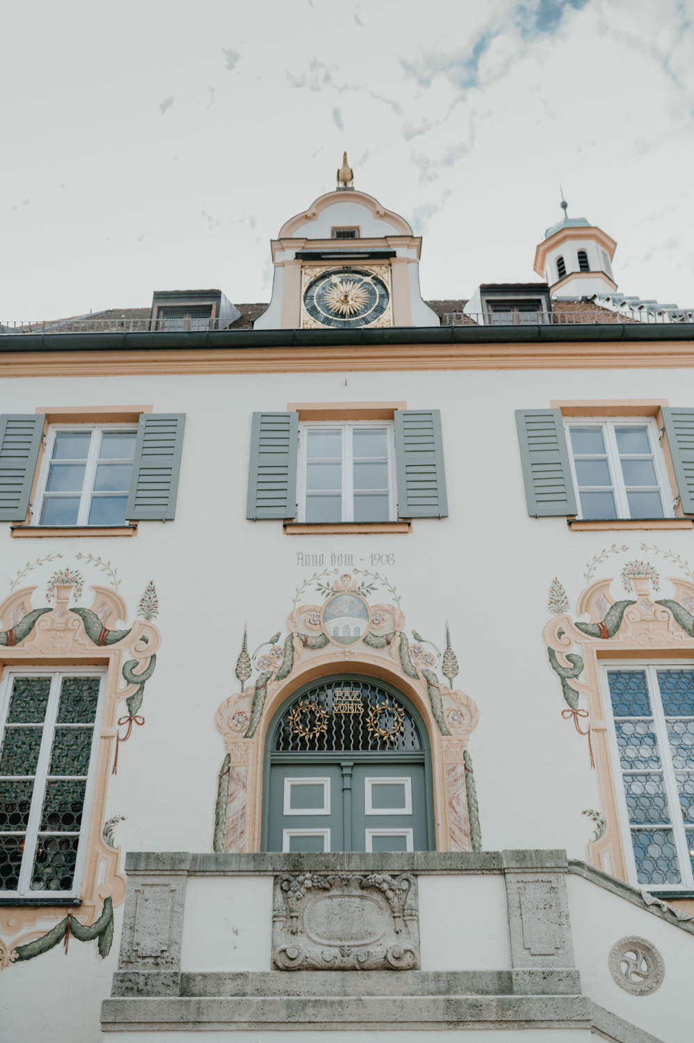 Außenaufnahme Standesamt Fürstenfeldbruck | Hochzeitsreportage im Landkreis Fürstenfeldbruck Ammersee Landsberg München