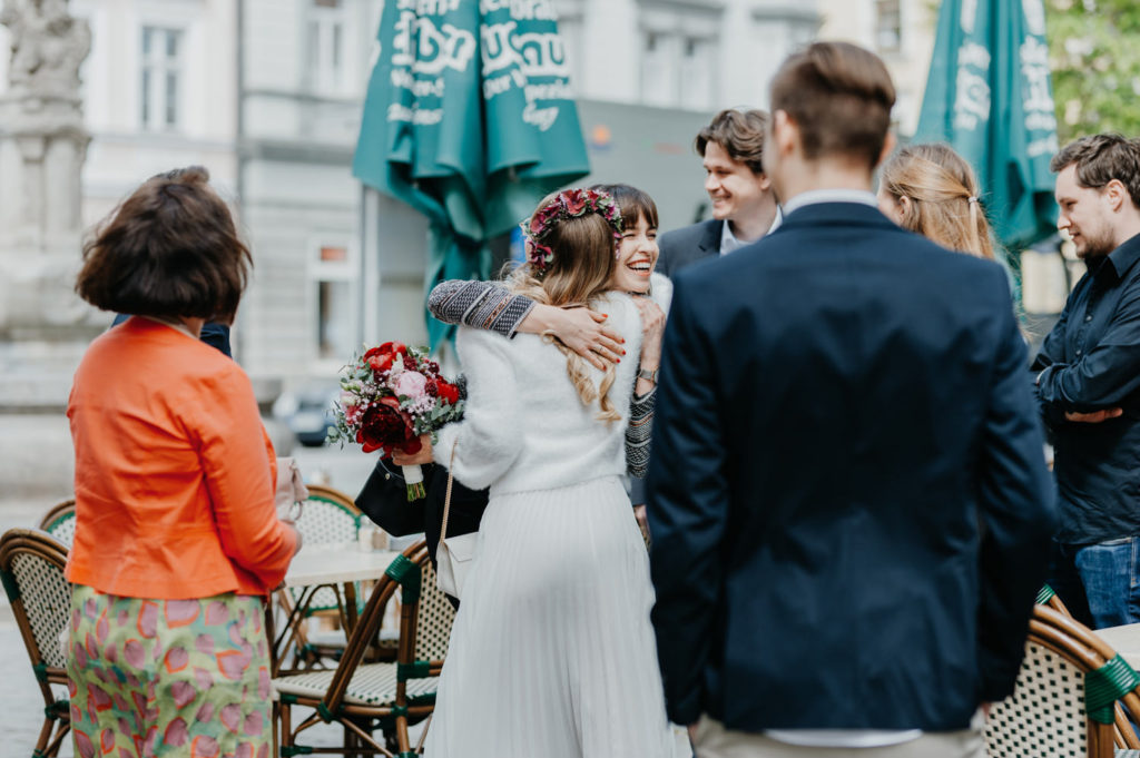 Gratulation der Gäste nach der Trauung am Standesamt Fürstenfeldbruck | Hochzeitsreportage im Landkreis Fürstenfeldbruck Ammersee Landsberg München