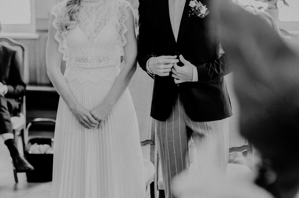 Schwarzweiß Nahaufnahme eines Brautpaares am Hochzeitstag | Fotografin in Landsberg am Ammersee Fürstenfeldbruck München