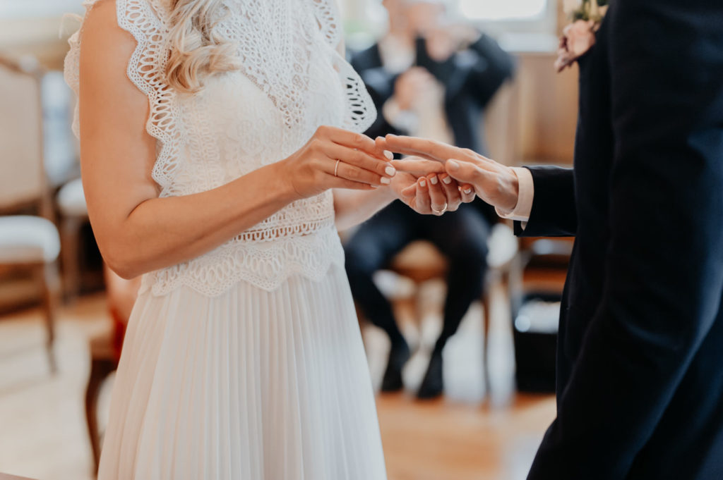 Ringwechsel während der Trauung Hochzeitstag | Fotografin in Landsberg am Ammersee Fürstenfeldbruck München
