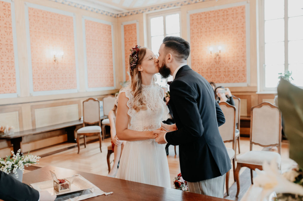 Hochzeitskuss im Trausaal FFB | Hochzeitsreportage im Landkreis Fürstenfeldbruck Ammersee Landsberg München