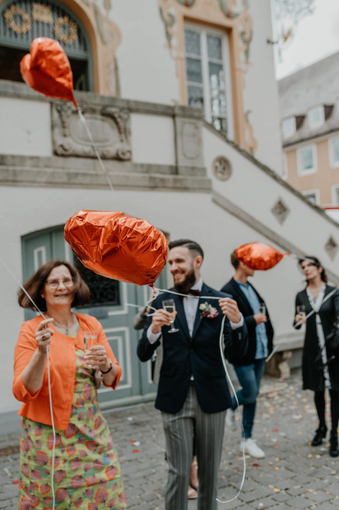 Luftballons nach der Trauung steigen lassen | Hochzeitsreportage im Landkreis Fürstenfeldbruck Ammersee Landsberg München