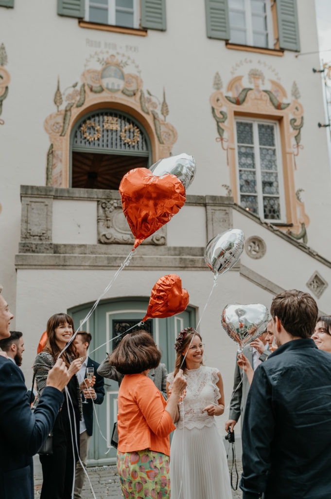 Luftballons nach der Trauung steigen lassen | Hochzeitsreportage im Landkreis Fürstenfeldbruck Ammersee Landsberg München