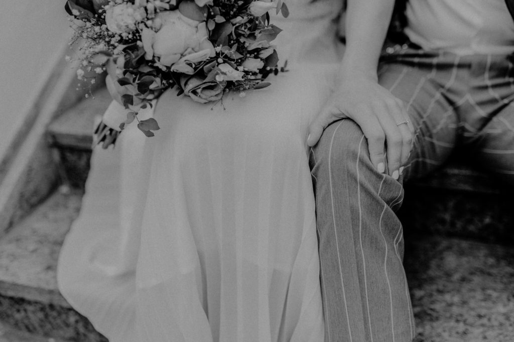 Detailaufnahme in schwarzweiß | Hand der Braut mit Ehering | | Fotografin für Hochzeitsbilder im Landkreis Fürstenfeldbruck Ammersee Landsberg München