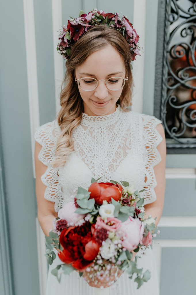 Detailaufnahme Braut mit Hochzeitskleid und Brautstrauß | Hochzeitsreportage im Landkreis Fürstenfeldbruck Ammersee Landsberg München
