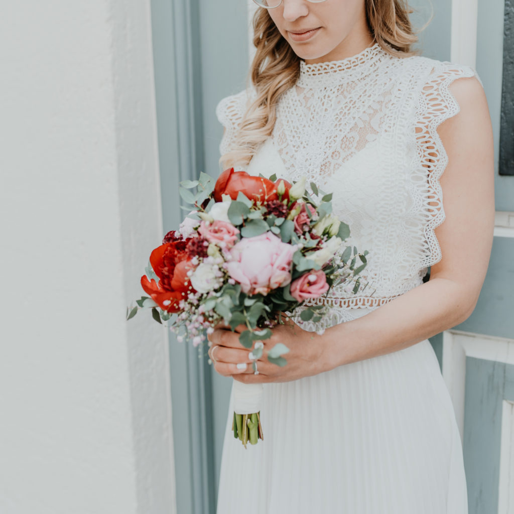 Nahaufnahme Braut mit Hochzeitskleid und Brautstrauß | Hochzeitsreportage im Landkreis Fürstenfeldbruck Ammersee Landsberg München