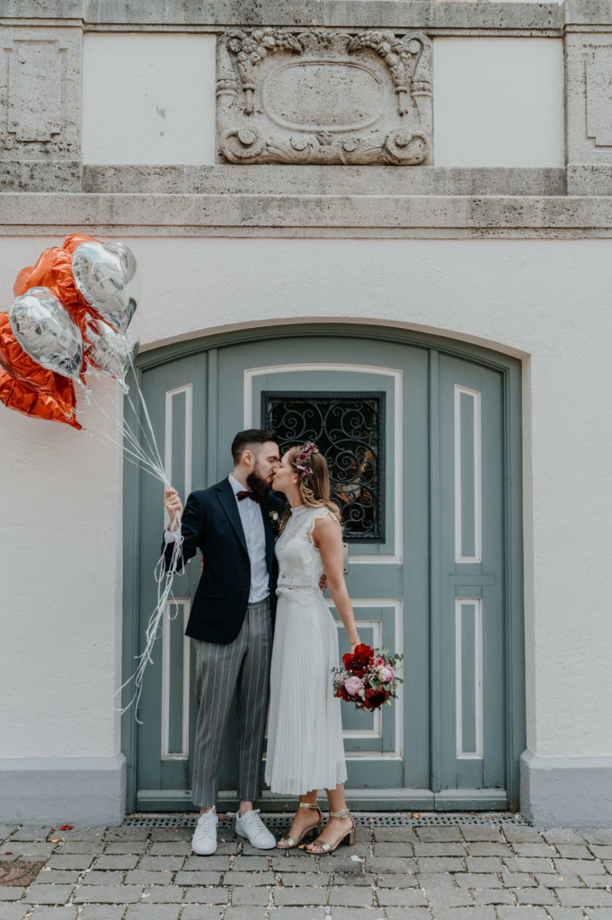 Ganzkörperbild eines Brautpaares am Hochzeitstag mir Luftballons | Fotografin in Landsberg am Ammersee Fürstenfeldbruck München