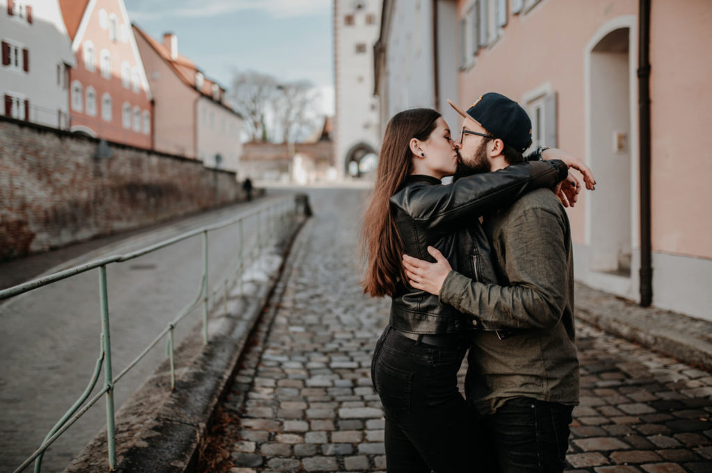Frontale Aufnahme von küssendem Paar | Paarbilder in Landsberg | Fotografin im Raum FFB Landsberg Ammersee München