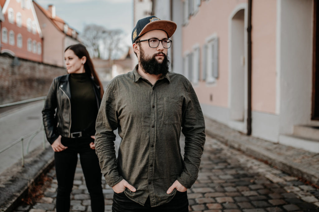 Frontale Aufnahme von einem Paar in Landsberg am Lech | Paarbilder in Landsberg | Fotografin im Raum FFB Landsberg Ammersee München