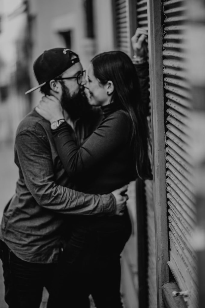 Schwarzweiß Halbportrait eines kuschelnden Paares | Fotografin in Landsberg am Ammersee Fürstenfeldbruck München