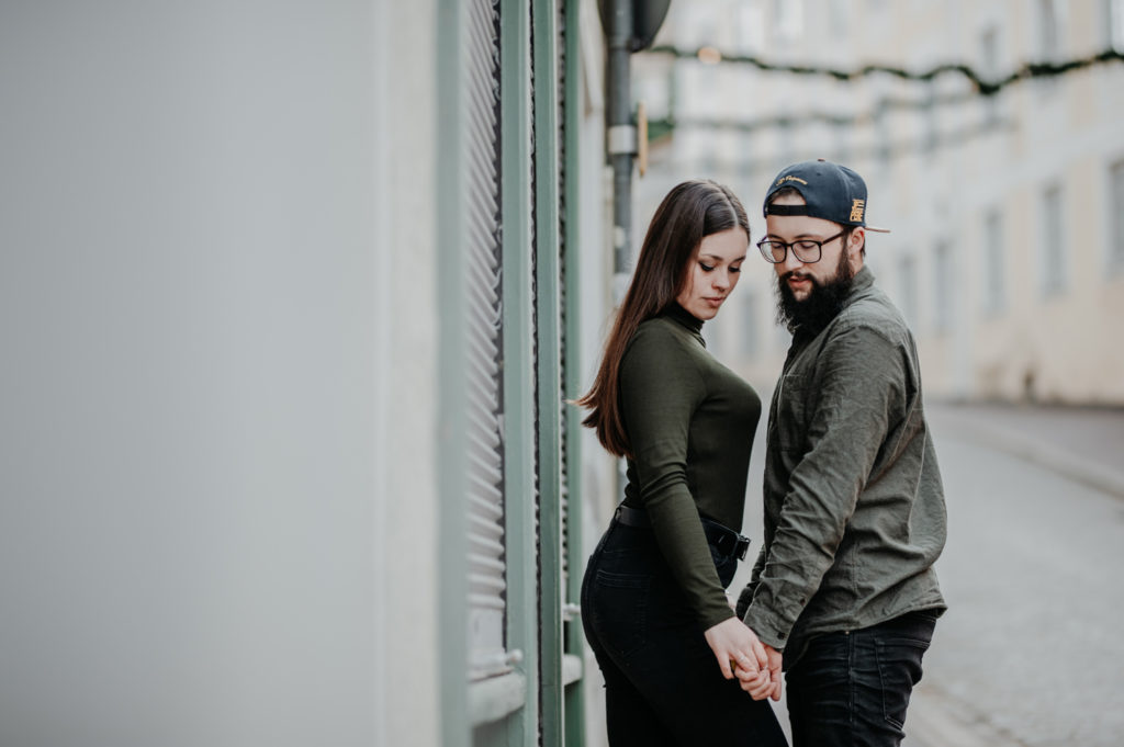 Portraitaufnahme Pärchen in der Altstadt von Landsberg |Pärchen Bilder im Landkreis Fürstenfeldbruck Ammersee Landsberg München