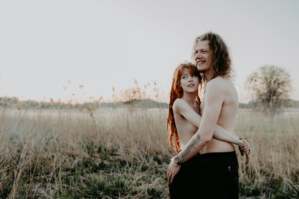 Halbportrait eines kuschelnden Paares bei Sonnenaufgang | Fotografin in Landsberg am Ammersee Fürstenfeldbruck München