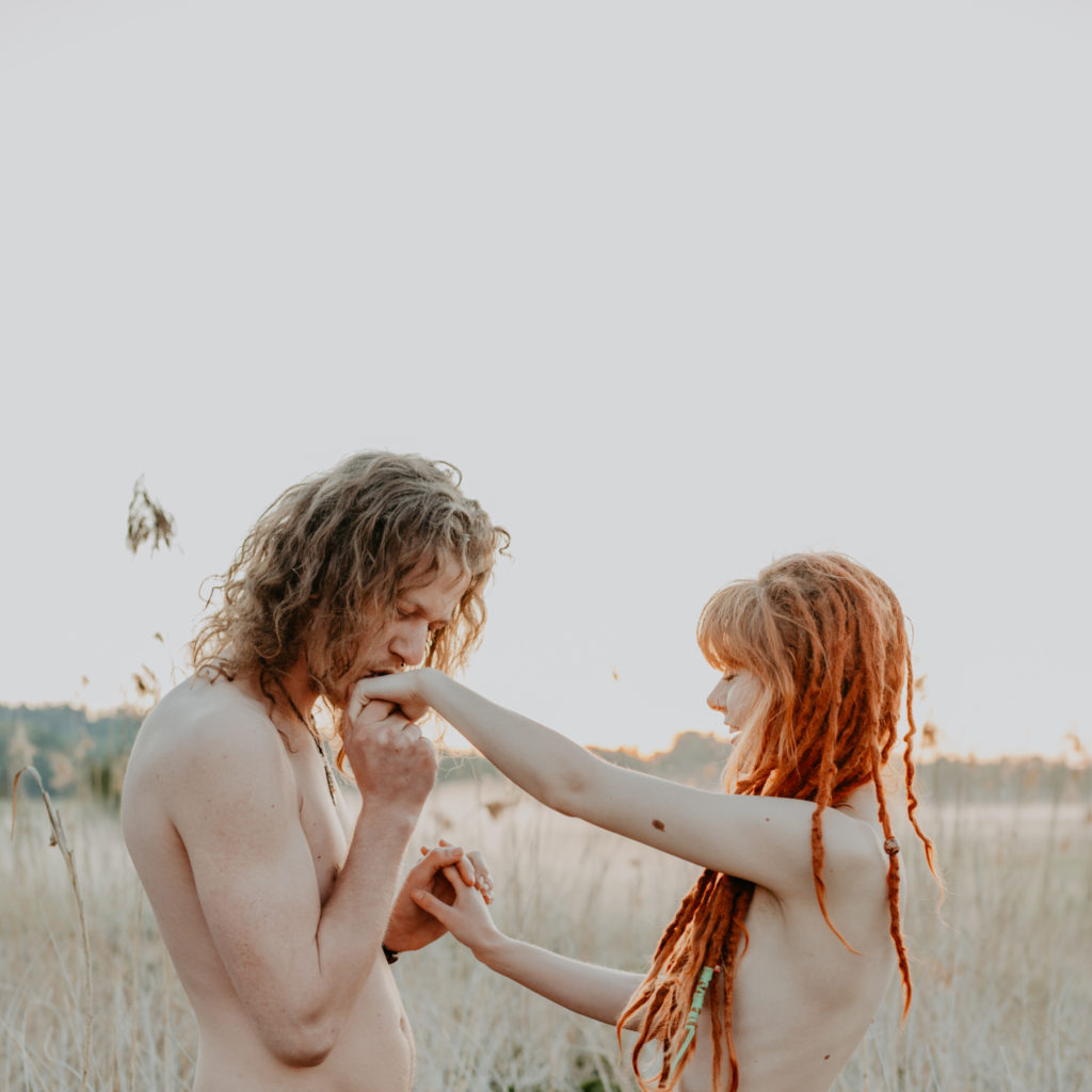 Pärchen bei einem Handkuss | Pärchenbild bei Sonnenaufgang in der Natur | Fotografin in München Fürstenfeldbruck Ammersee