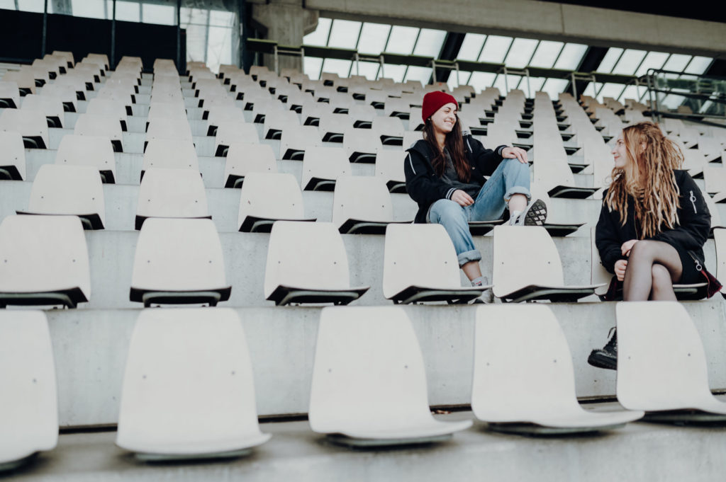 Lesbischen Pärchens an der Ruderregatta in München | Portraitfotografin in der Region München Ammersee Fürstenfeldbruck