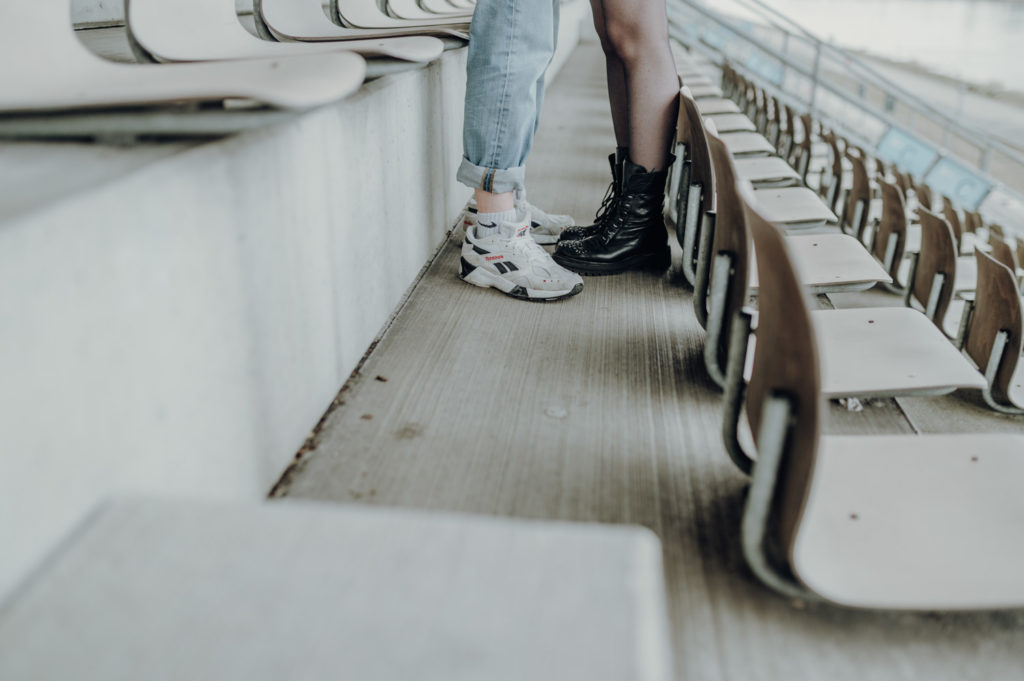 Detailaufnahme von Sneakern und Stiefeln an der Ruderregatta Oberschleißheim | Fotograf im Landkreis Fürstenfeldbruck
