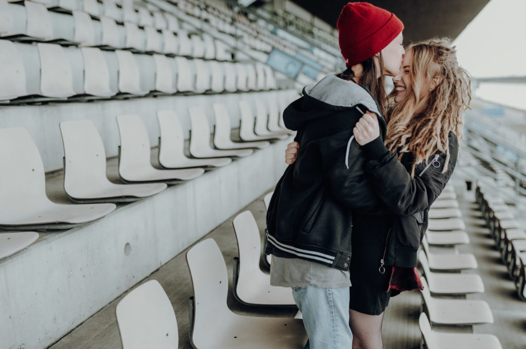 Kuschelndes Pärchen an der Ruderregatta München Oberschleißheim | Fotograf im Landkreis Fürstenfeldbruck München Ammersee Landsberg