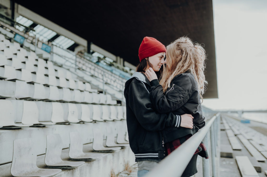 Kuschelndes Pärchen an der Ruderregatta München Oberschleißheim | Fotograf im Landkreis Fürstenfeldbruck München Ammersee Landsberg