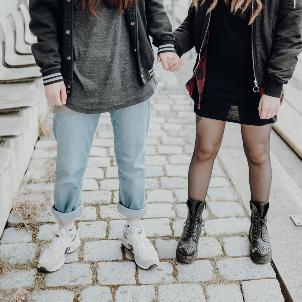 Halbportrait eines händchenhaltenden Paares | Fotografin in München Fürstenfeldbruck Ammersee