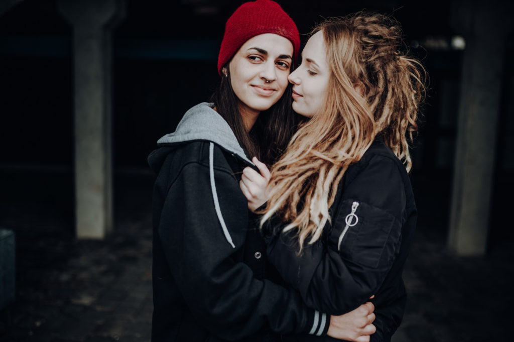 Portrait eines verliebten Paares | Paarfotografie an der Ruderregatta in München Oberschleißheim