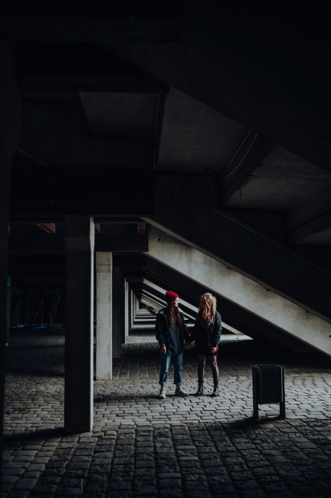 Ganzkörperaufnahme eines LGBTQ Paares | Fotografin in Oberschleißheim für Paarfotografie