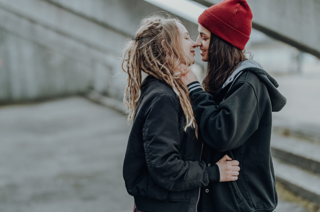 Detailbild küssendes LGBTQ Paar | Fotografin in Landberg Landkreis Fürstenfeldbruck Ammersee
