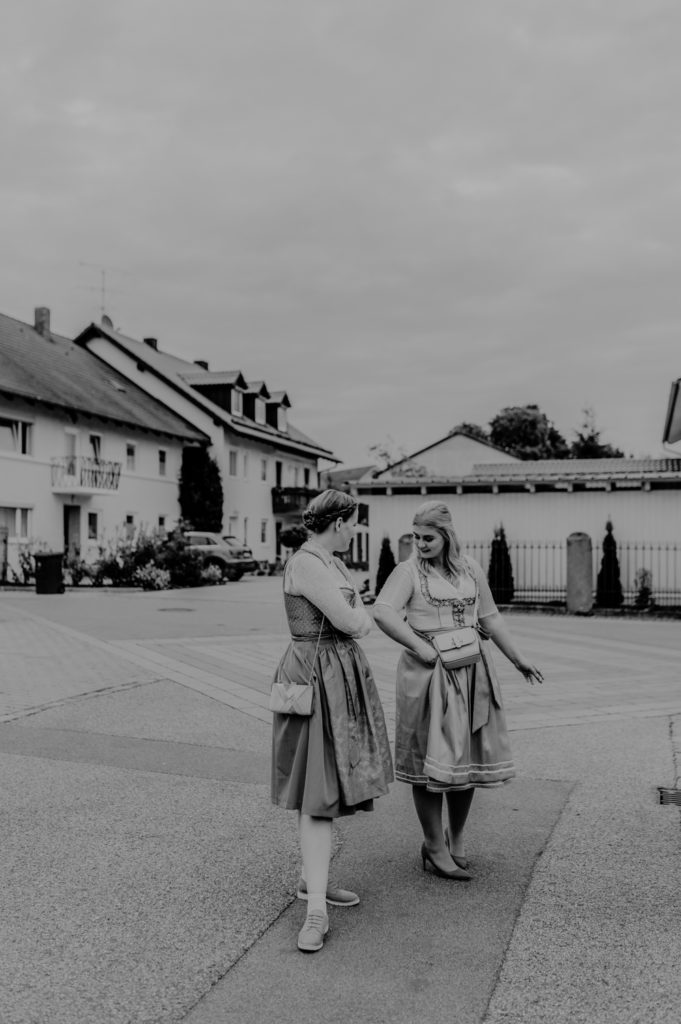 Ankunft der Gäste am Standesamt Erding |Hochzeitsreportage im Landkreis Fürstenfeldbruck Ammersee Landsberg München