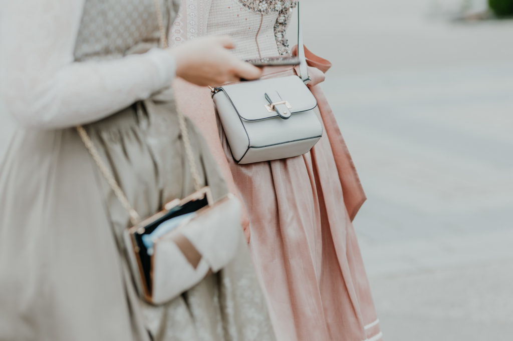 Detailaufnahme Accessoires der Gäste | Hochzeitsbilder im Landkreis Fürstenfeldbruck Ammersee Landsberg München