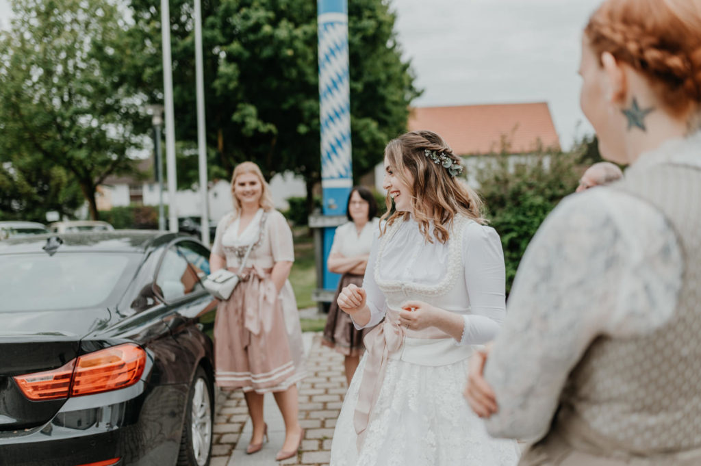 Ankunft der Gäste am Standesamt Erding | Hochzeitsreportage im Landkreis Fürstenfeldbruck Ammersee Landsberg München
