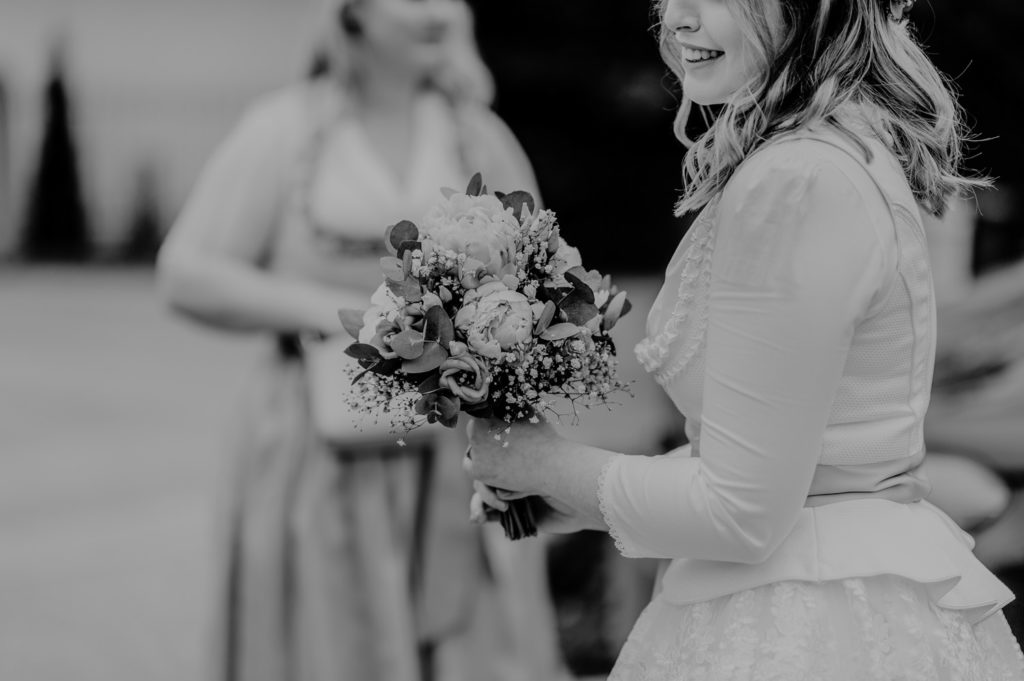 Schwarzweißportrait Braut vor dem Standesamt | Hochzeitsreportage im Landkreis Fürstenfeldbruck Ammersee Landsberg München