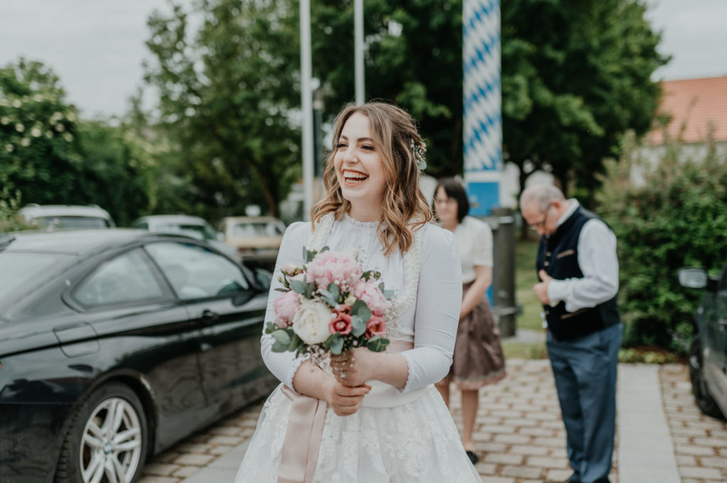 Lachende Braut vor dem Standesamt | Vintage Brautstrauß mit Pfingstrosen | Fotografin in Landsberg am Ammersee Fürstenfeldbruck München