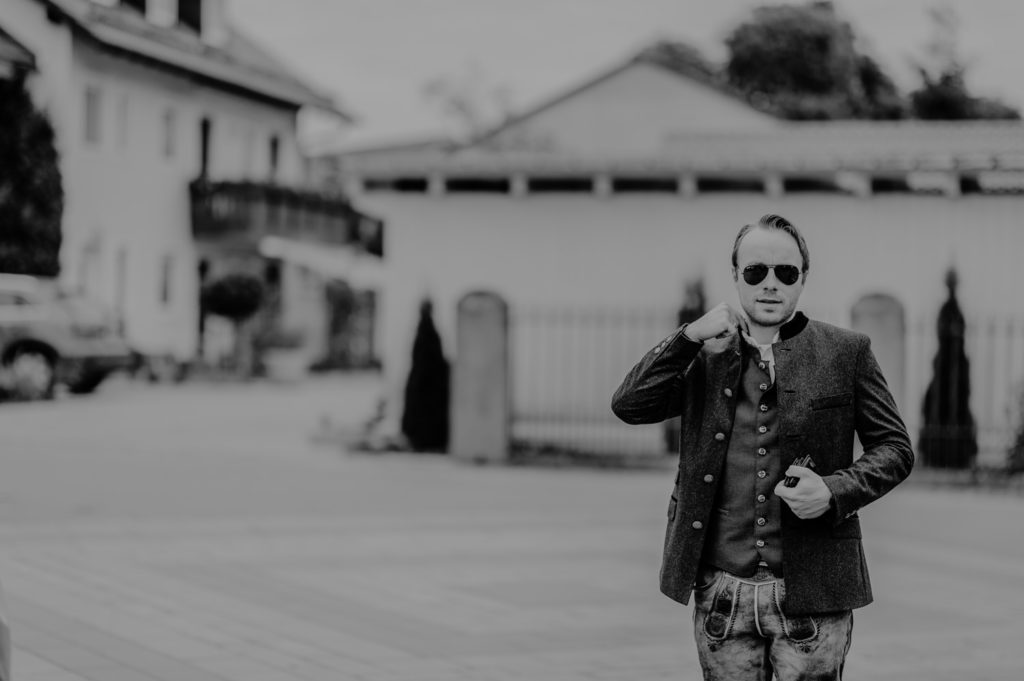 Ankunft des Trauzeugen vor der Hochzeitslocation an | Fotografin in Landsberg am Ammersee Fürstenfeldbruck München