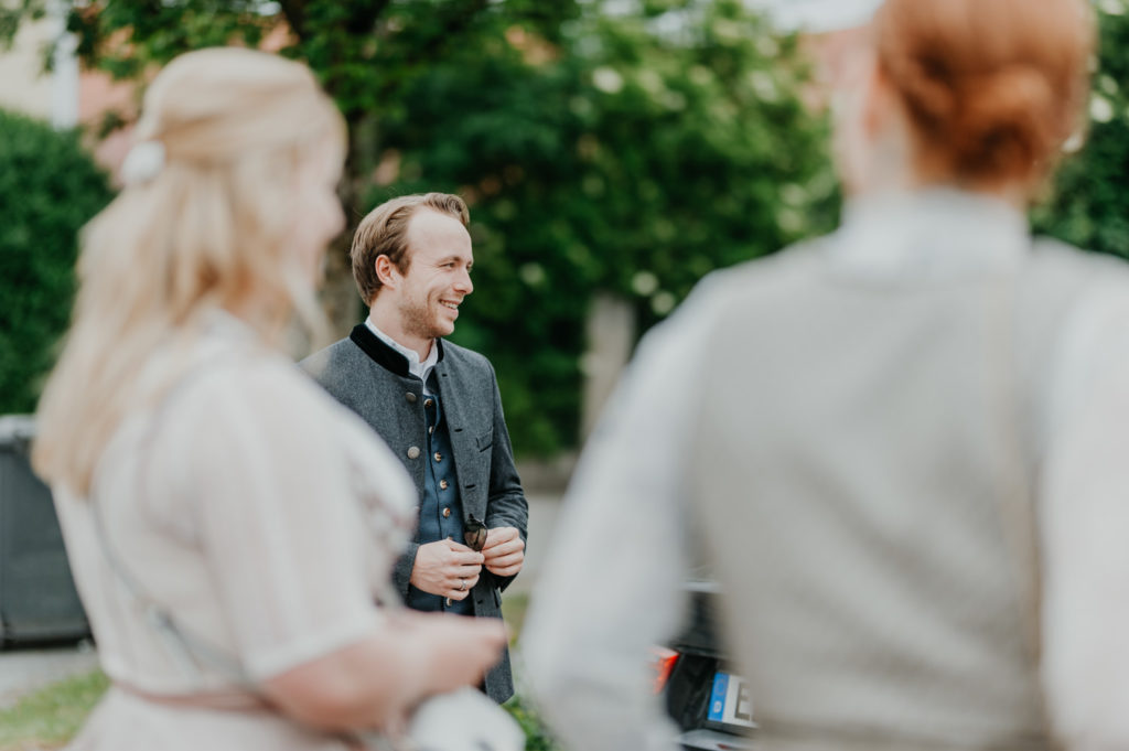 Ankunft der Gäste am Standesamt Erding | Hochzeitsreportage im Landkreis Fürstenfeldbruck Ammersee Landsberg München