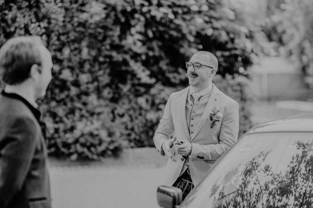 Ankunft der Gäste am Standesamt Erding | Hochzeitsreportage im Landkreis Fürstenfeldbruck Ammersee Landsberg München