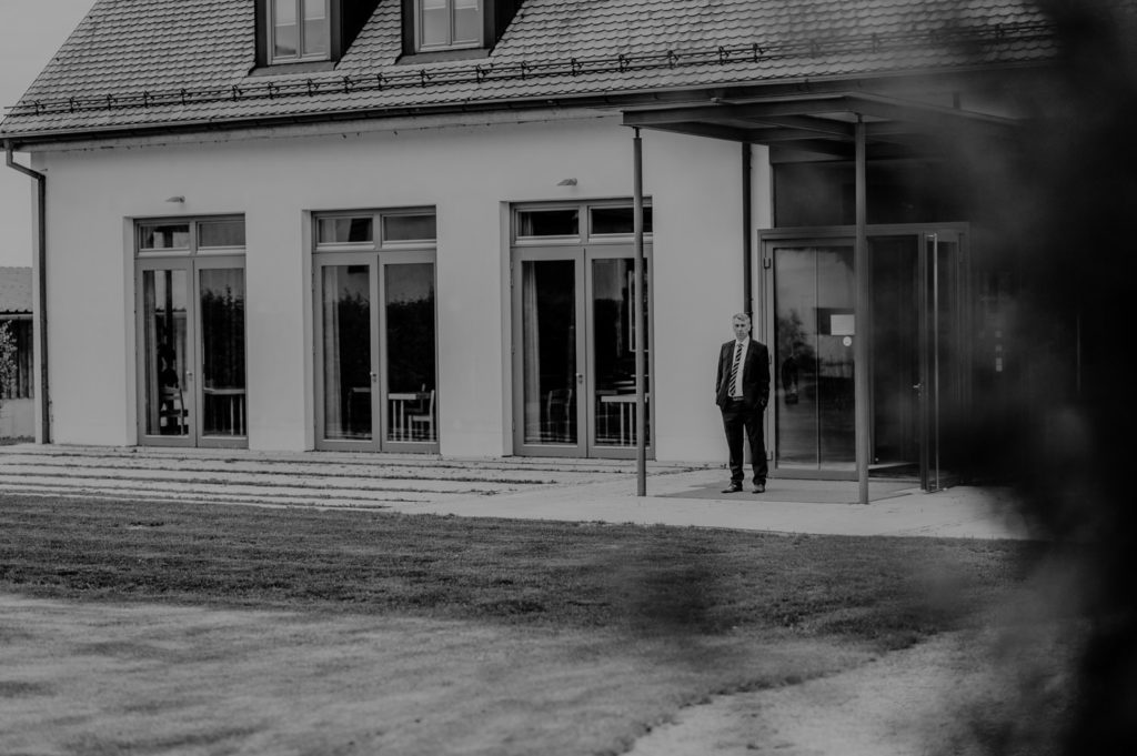 Ankunft der Gäste am Standesamt Erding | Hochzeitsreportage im Landkreis Fürstenfeldbruck Ammersee Landsberg München