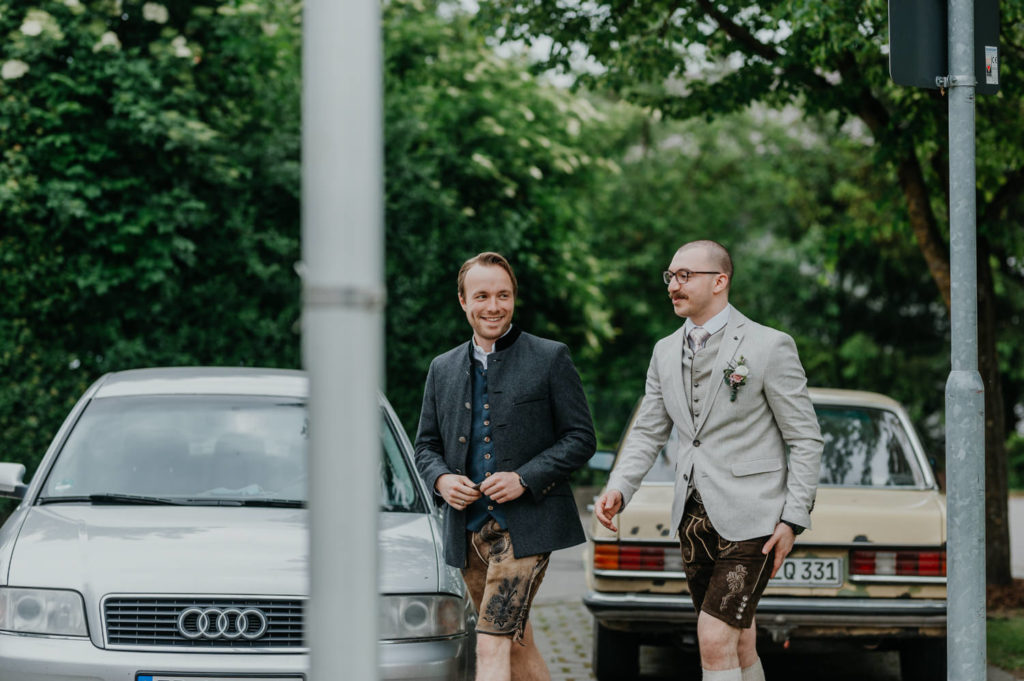 Ankunft der Bräutigams am Standesamt | Hochzeitsbilder im Landkreis Fürstenfeldbruck Ammersee Landsberg München