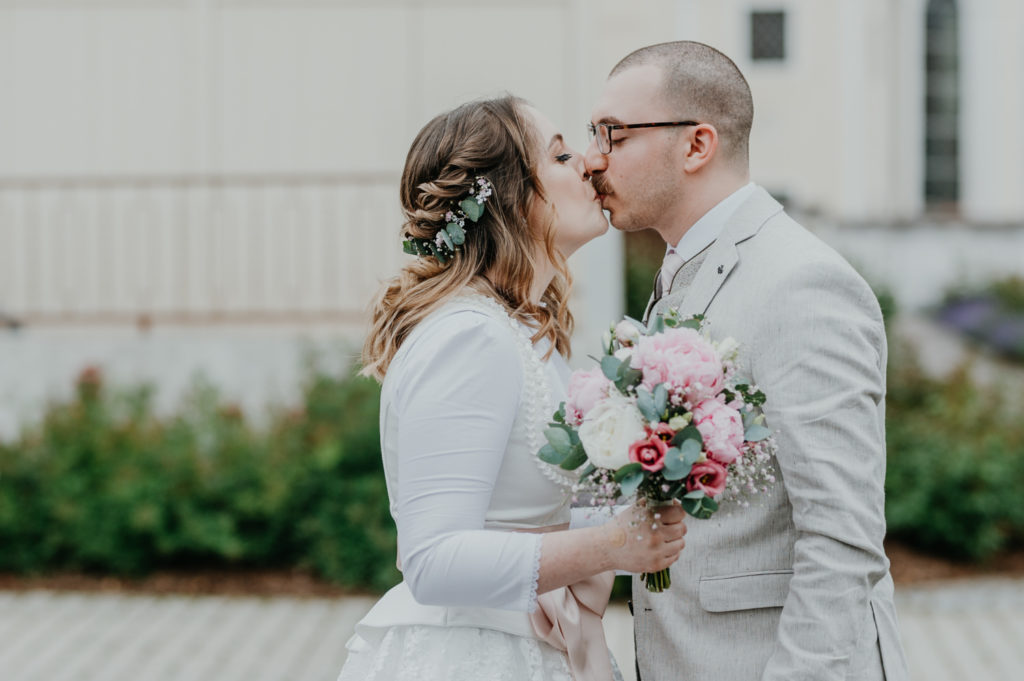 Halbportrait eines Brautpaares am Hochzeitstag | Fotografin in Landsberg am Ammersee Fürstenfeldbruck München