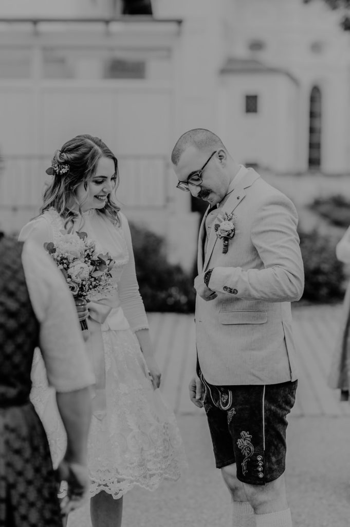 Lachendes Brautpaar vor der standesamtlichen Trauung | Hochzeitsreportage im Landkreis Fürstenfeldbruck Ammersee Landsberg München