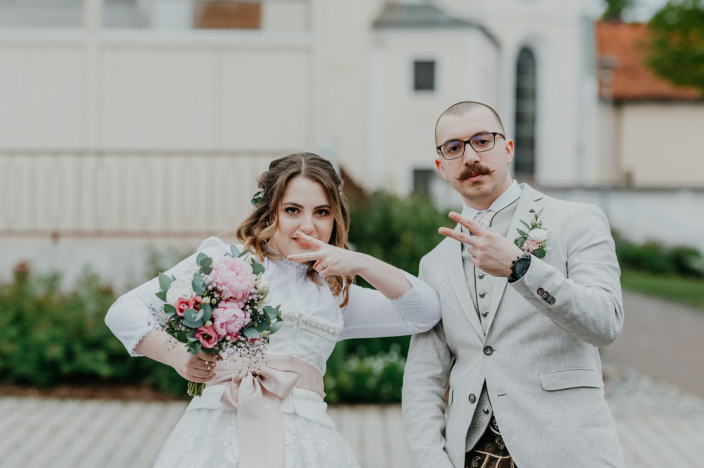 Lachendes Brautpaar vor der standesamtlichen Trauung | Hochzeitsreportage im Landkreis Fürstenfeldbruck Ammersee Landsberg München