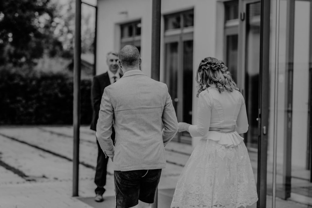 Schwarzweiß Fotografie Brautpaar auf dem Weg zum Standesamt ||Hochzeitsbilder im Landkreis Fürstenfeldbruck Ammersee Landsberg München
