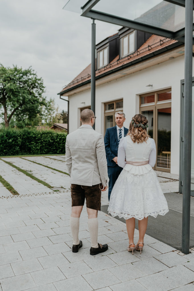 Brautpaar im Gespräch mit dem Standesbeamten vor dem Standesamt in Erding | Hochzeitsbilder im Landkreis Fürstenfeldbruck Ammersee Landsberg München