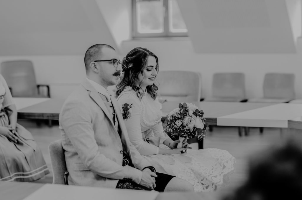 Schwarzweißaufnahme Brautpaar im Trausaal | Fotografin in Landsberg am Ammersee Fürstenfeldbruck München